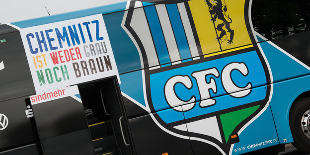 Der Mannschaftsbus des Chemnitzer FC mit einer antirassistischen Aufschrift Der Mannschaftsbus des Chemnitzer FC mit einer antirassistischen Aufschrift
