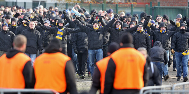 Fans des FC Lok Leipzig laufen auf das Stadion zu Fans des FC Lok Leipzig laufen auf das Stadion zu