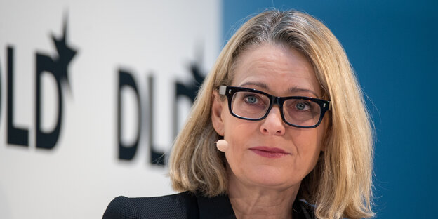 Profil von Miriam Meckel, eine Frau mit blonden kurzen Haaren und Brille Profil von Miriam Meckel, eine Frau mit blonden kurzen Haaren und Brille