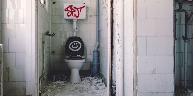 Eine heruntergekommene Toilette Eine heruntergekommene Toilette