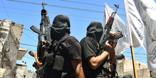 Vermummte Hamas-Kämpfer mit Maschinenpistolen Vermummte Hamas-Kämpfer mit Maschinenpistolen