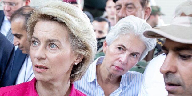 Ursula von der Leyen im Irak, Marie-Agnes Strack-Zimmermann blickt ihr über die Schulter Ursula von der Leyen im Irak, Marie-Agnes Strack-Zimmermann blickt ihr über die Schulter