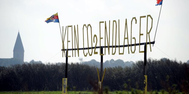 Ein Protestschild gegen ein C02-Endlager. Ein Protestschild gegen ein C02-Endlager.
