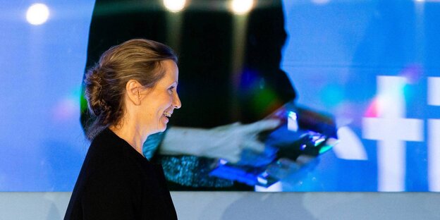 Anna Burns auf der Bühne, im Hintergrund ist sie ganz groß auf der Leinwand in einer Liveübertragung zu sehen. Anna Burns auf der Bühne, im Hintergrund ist sie ganz groß auf der Leinwand in einer Liveübertragung zu sehen.