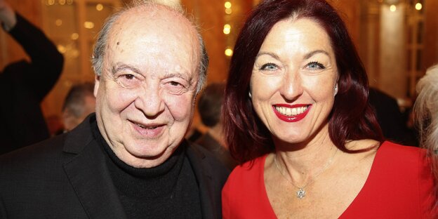 Ein älterer Mann, Rudolf Gelbard, mit einer Frau, Hannah Lessing Ein älterer Mann, Rudolf Gelbard, mit einer Frau, Hannah Lessing