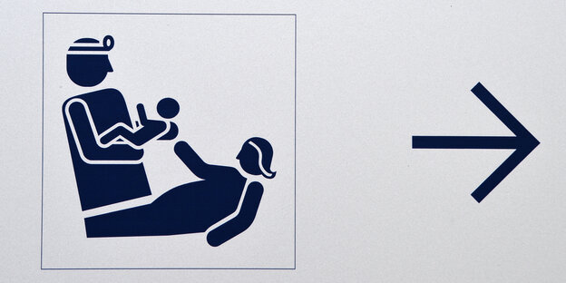 Ein Schild weißt auf einen Kreißsaal Ein Schild weißt auf einen Kreißsaal