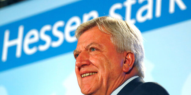 Volker Bouffier bei einer Wahlkampfveranstaltung. Im Hintergrund steht "hessen stark" Volker Bouffier bei einer Wahlkampfveranstaltung. Im Hintergrund steht "hessen stark"