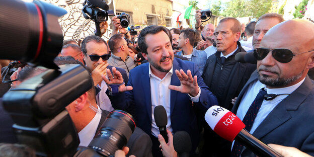 Innenminister Matteo Salvini umringt von Journalisten Innenminister Matteo Salvini umringt von Journalisten