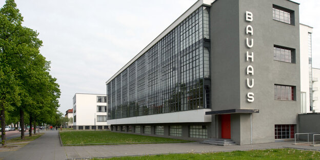Außenansicht des Bauhauses in Dessau Außenansicht des Bauhauses in Dessau