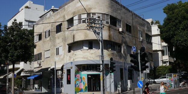 Ein Haus im Bauhaus-typischen Stil mit runder Ecke Ein Haus im Bauhaus-typischen Stil mit runder Ecke