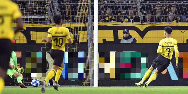 Dortmunds Jadon Sancho schießt das dritte Tor Dortmunds Jadon Sancho schießt das dritte Tor
