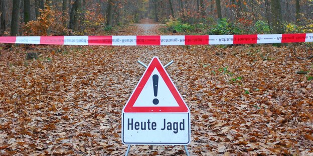 Ein Schild warnt in einem Wald mit der Aufschrift „Heute Jagd“ Ein Schild warnt in einem Wald mit der Aufschrift „Heute Jagd“