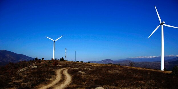 Windräder vor blauem Himmel Windräder vor blauem Himmel