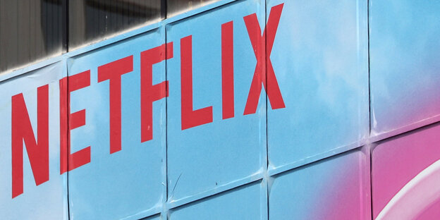Das Logo von Netflix an der Außenfassade des Büros in Los Angeles Das Logo von Netflix an der Außenfassade des Büros in Los Angeles