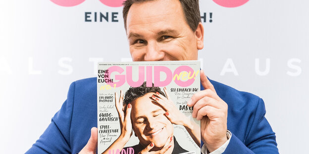 Guido Maria Kretschmer hält sein Magazin in den Händen. Guido Maria Kretschmer hält sein Magazin in den Händen.