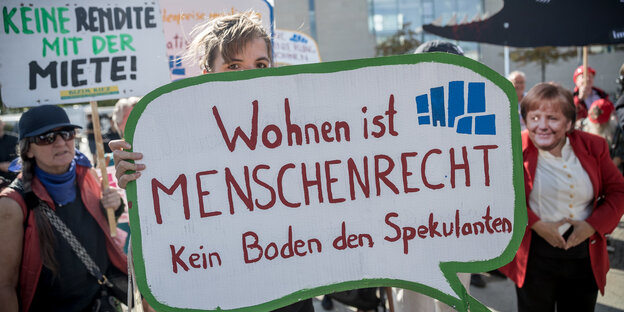 Demonstranten des "Bündnis #Mietenwahnsinn" stehen mit einem Schild "Wohnen ist Menschenrecht" vor Beginn des Wohngipfels vor dem Bundeskanzleramt. Das temporäre Bündnis aus verschiedenen Organisationen, u.a. DGB, VDK und Mieterbund hat eine Petition über Demonstranten des "Bündnis #Mietenwahnsinn" stehen mit einem Schild "Wohnen ist Menschenrecht" vor Beginn des Wohngipfels vor dem Bundeskanzleramt. Das temporäre Bündnis aus verschiedenen Organisationen, u.a. DGB, VDK und Mieterbund hat eine Petition über