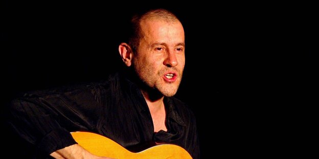 Stephan Krawczyk spielt Gitarre Stephan Krawczyk spielt Gitarre