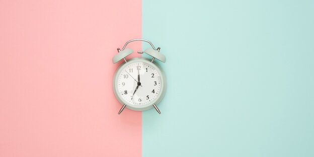 Eine Uhr vor einer bunten Wand Eine Uhr vor einer bunten Wand
