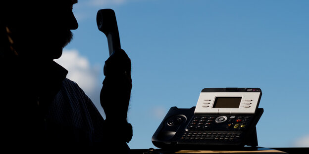 Ein Mann geht ans Telefon Ein Mann geht ans Telefon