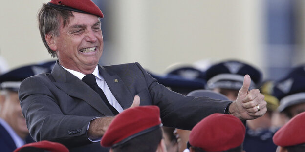 Anhänger lassen Jair Bolsonaro hochleben Anhänger lassen Jair Bolsonaro hochleben