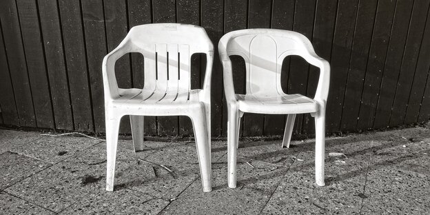 Zwei weiße Gartenstühle aus Plastik Zwei weiße Gartenstühle aus Plastik