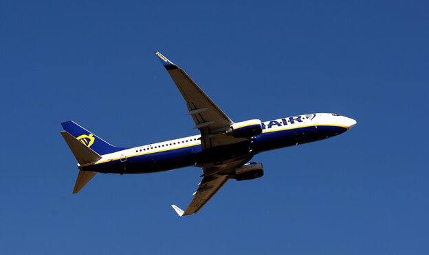 Ein weiß-dunkelblaues Flugzeug des Unternehmens Ryanair hebt ab Ein weiß-dunkelblaues Flugzeug des Unternehmens Ryanair hebt ab