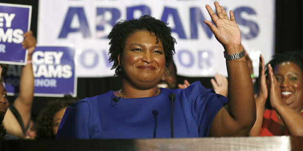 Stacey Abrams winkt bei einer Wahlkampfveranstaltung Stacey Abrams winkt bei einer Wahlkampfveranstaltung