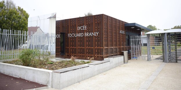 Der Eingang einer Schule in Creteil Der Eingang einer Schule in Creteil