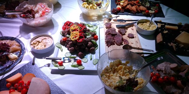 Ein Buffet mit sehr viel Fleisch Ein Buffet mit sehr viel Fleisch