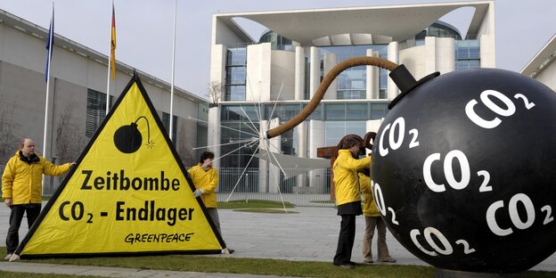 Eine große schwarze Bomben-Attrape auf dem in weiß oft CO2 gedruck ist vor dem Bundeskanzleramt Eine große schwarze Bomben-Attrape auf dem in weiß oft CO2 gedruck ist vor dem Bundeskanzleramt