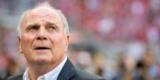 Uli Hoeneß steht im Stadion Uli Hoeneß steht im Stadion