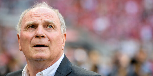 Uli Hoeneß steht im Stadion