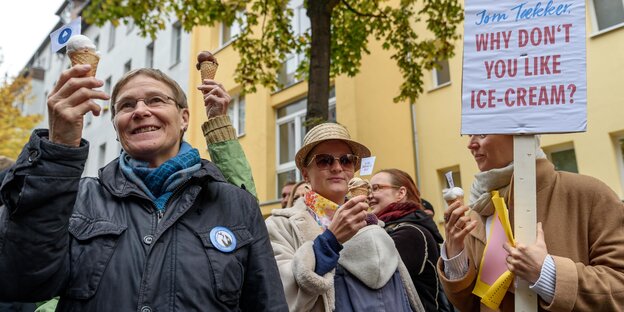 Drei ältere, weiblich Demonstrantinnen essen Eis und halten ein Schilde mit der Aufschrift "Taekker, why don't you like ice cream" hoch Drei ältere, weiblich Demonstrantinnen essen Eis und halten ein Schilde mit der Aufschrift "Taekker, why don't you like ice cream" hoch
