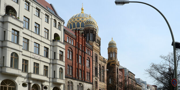 Außenaufnahme der Neuen Synagoge in der Oranienburger Straße. Außenaufnahme der Neuen Synagoge in der Oranienburger Straße.