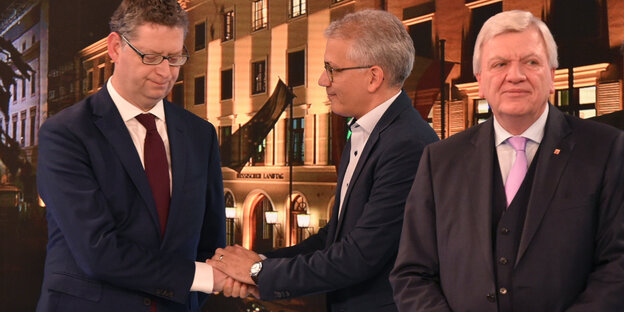 Die Spitzenkandidaten der Parteien (l-r) Thorsten Schäfer-Gümbel (SPD), Tarek Al-Wazir (Bündnis90/Die Grünen) und Volker Bouffier (CDU), Ministerpräsident von Hessen, stehen während der HR-Fernsehrunde nebeneinander