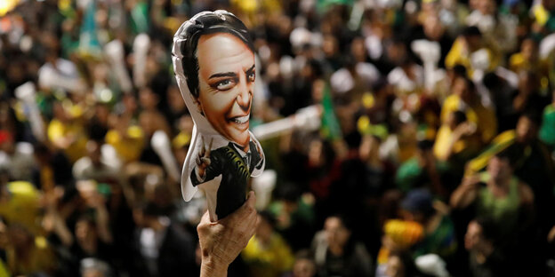 Eine große Menschenmenge, davor ein Luftballon in der Gestalt von Jair Bolsonaro Eine große Menschenmenge, davor ein Luftballon in der Gestalt von Jair Bolsonaro