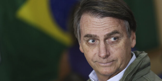 Der Wahlsieger Bolsonaro vor der brasilianischen Fahne Der Wahlsieger Bolsonaro vor der brasilianischen Fahne