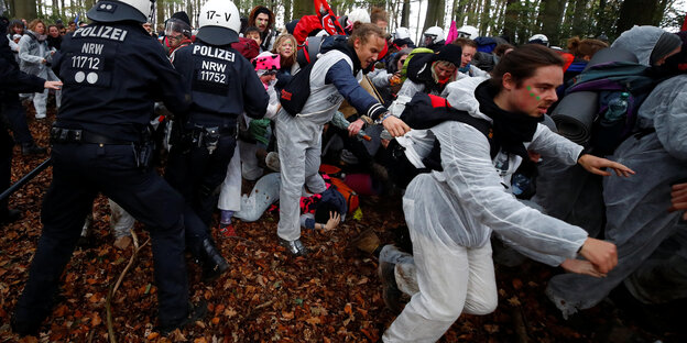 Beim Hambacher Forst gehen Polizisten in die Umweltschützer-Demo Beim Hambacher Forst gehen Polizisten in die Umweltschützer-Demo