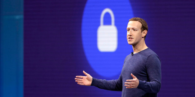 Mark Zuckerberg breitet die Arme aus Mark Zuckerberg breitet die Arme aus