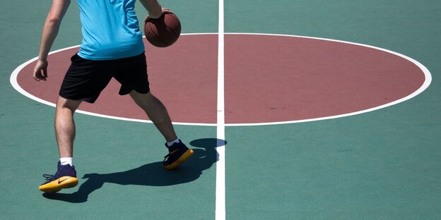 Eine Person auf einem Basketballfeld Eine Person auf einem Basketballfeld
