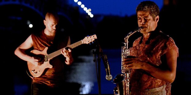 Ein Gitarrist und Saeid Shanbezadeh mit Saxofon Ein Gitarrist und Saeid Shanbezadeh mit Saxofon