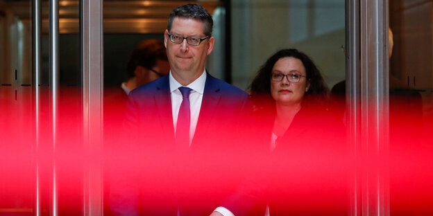 Andrea Nahles und Thorsten Schäfer-Gümbel verlassen ein Gebäude, ein roter Lichtreflex zieht sich als Streifen quer durchs Bild Andrea Nahles und Thorsten Schäfer-Gümbel verlassen ein Gebäude, ein roter Lichtreflex zieht sich als Streifen quer durchs Bild
