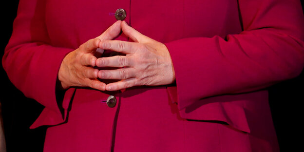 Angela Merkel verschränkt die Hände Angela Merkel verschränkt die Hände