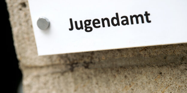 Schild mit der Aufschrift Jugendamt Schild mit der Aufschrift Jugendamt