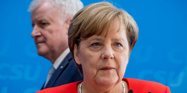 Bundeskanzlerin Angela Merkel steht vor dem CSU-Vorsitzenden und Bundesinnenminister Horst Seehofer Bundeskanzlerin Angela Merkel steht vor dem CSU-Vorsitzenden und Bundesinnenminister Horst Seehofer