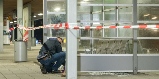Ein Entschärfer der Polizei untersucht auf dem S-Bahnhof Veddel nach einer Explosion den Tatort. Ein Entschärfer der Polizei untersucht auf dem S-Bahnhof Veddel nach einer Explosion den Tatort.