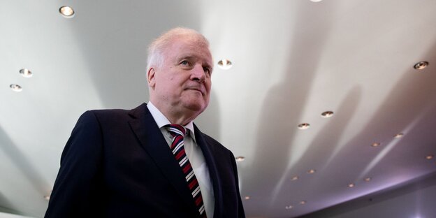 Horst Seehofer von unten fotografiert Horst Seehofer von unten fotografiert