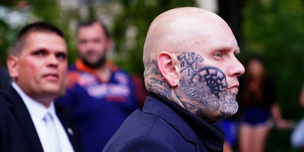 David Köckert hat viele Gesichtstätowierungen David Köckert hat viele Gesichtstätowierungen
