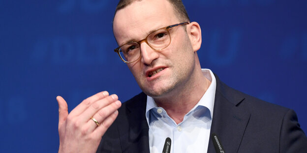 Jens Spahn macht eine bestimmende Geste Jens Spahn macht eine bestimmende Geste