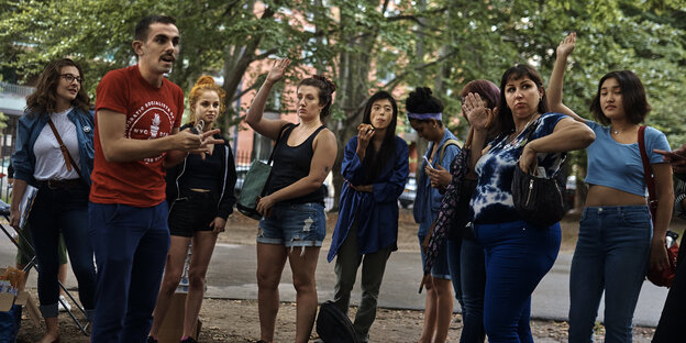 Ein Aktivist der Democratic Socialists vor einem Wahlkampfeinsatz mit Sexarbeiterinnen in New York Ein Aktivist der Democratic Socialists vor einem Wahlkampfeinsatz mit Sexarbeiterinnen in New York
